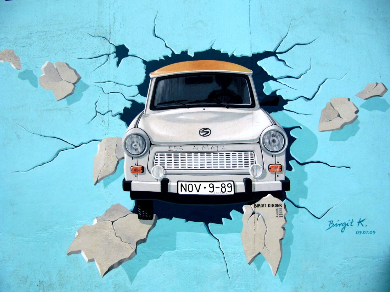 Trabant fährt duch die Wand